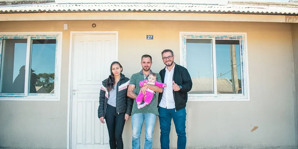 O prefeito Douglas Modesto participou da cerimônia de entrega das chaves das casas