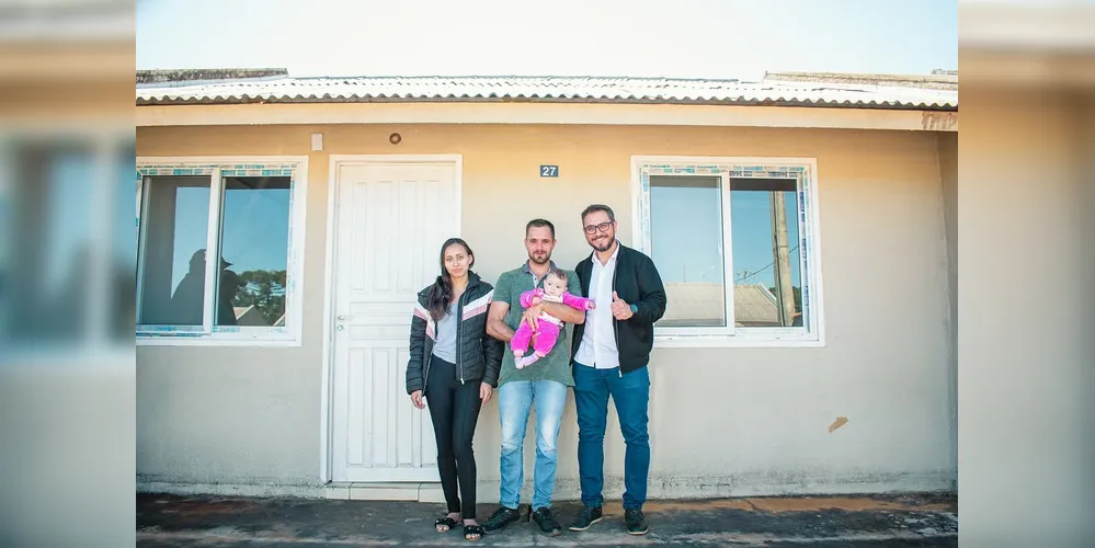 O prefeito Douglas Modesto participou da cerimônia de entrega das chaves das casas