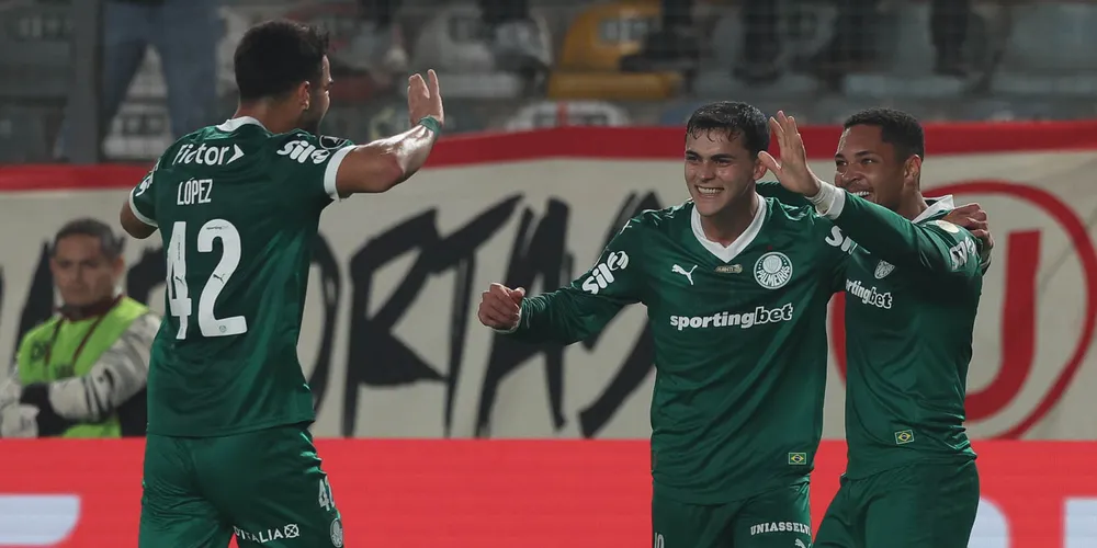 O jogador Vitor Roque, da SE Palmeiras, comemora seu gol contra a equipe do Universitario, durante partida válida pelas oitavas de final, ida, da Copa Libertadores