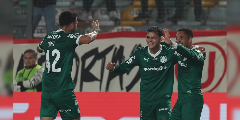 O jogador Vitor Roque, da SE Palmeiras, comemora seu gol contra a equipe do Universitario, durante partida válida pelas oitavas de final, ida, da Copa Libertadores