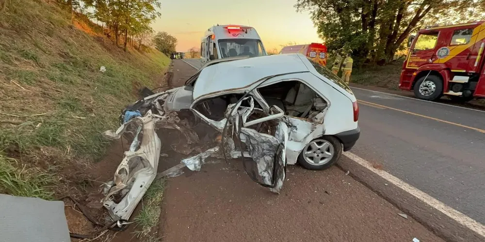 Caminhão colidiu de frente com o veículo Gol na BR-369