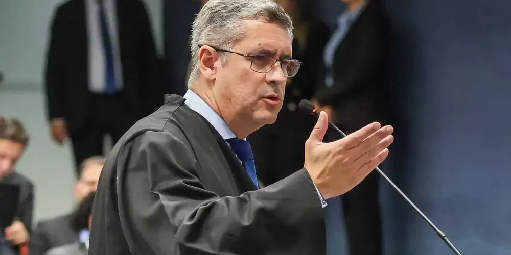 A sessão prossegue para a realização das sustentações dos advogados dos demais réus