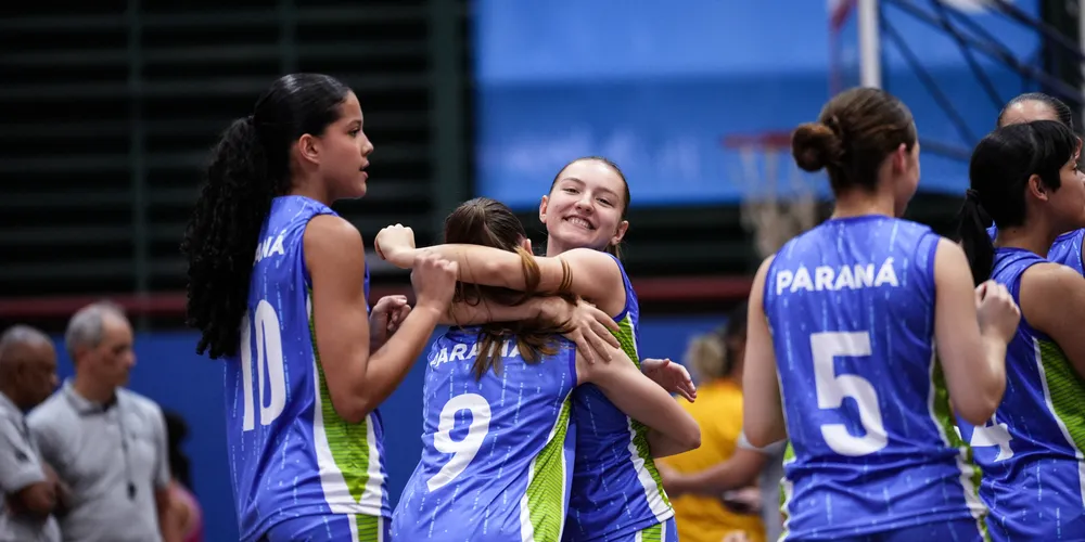 Atletas comemorando a classificação