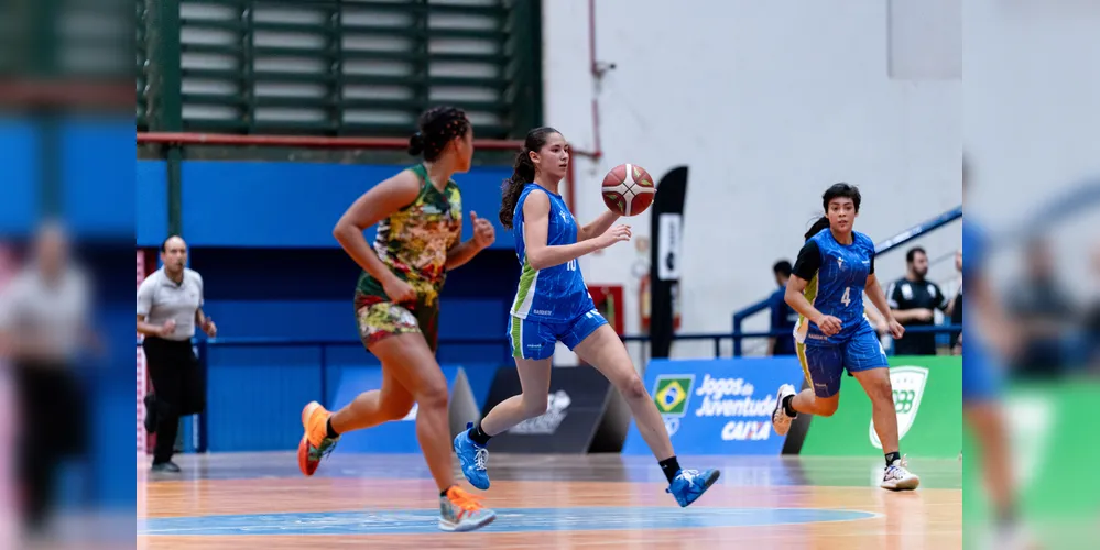 Maria Augusta jogando pela seleção paranaense nos Jogos da Juventude