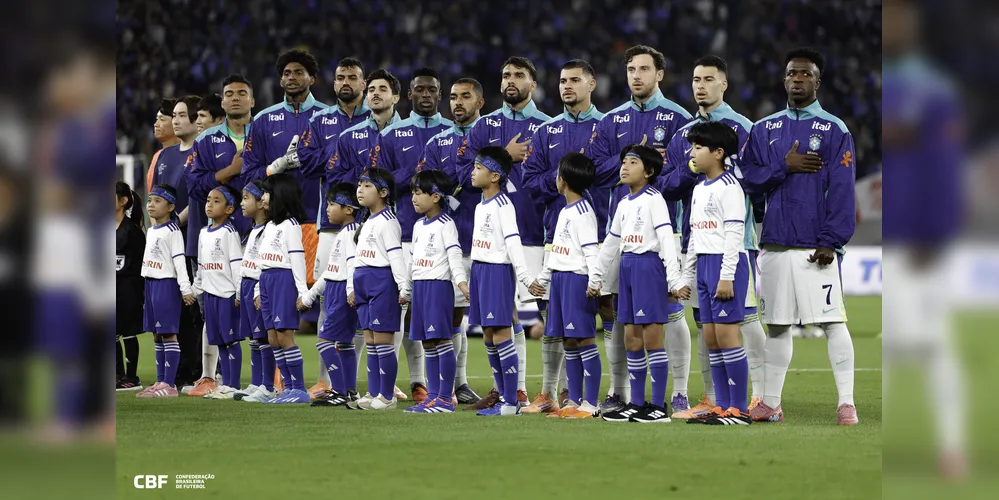 Seleção cantando o hino em partida contra Japão