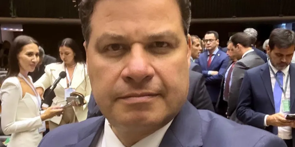 Deputado em post nas redes sociais após a votação