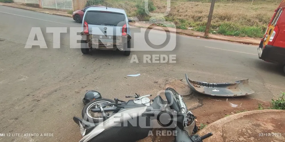 Com a pancada, o veículo teve partes arrancadas