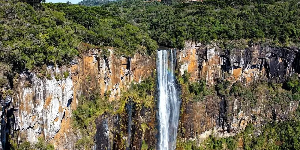 O Salto São Francisco é a maior cachoeira do Sul do Brasil e a quinta maior do país
