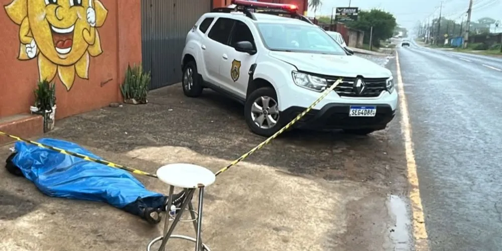 Homem foi encontrado sem vida na calçada