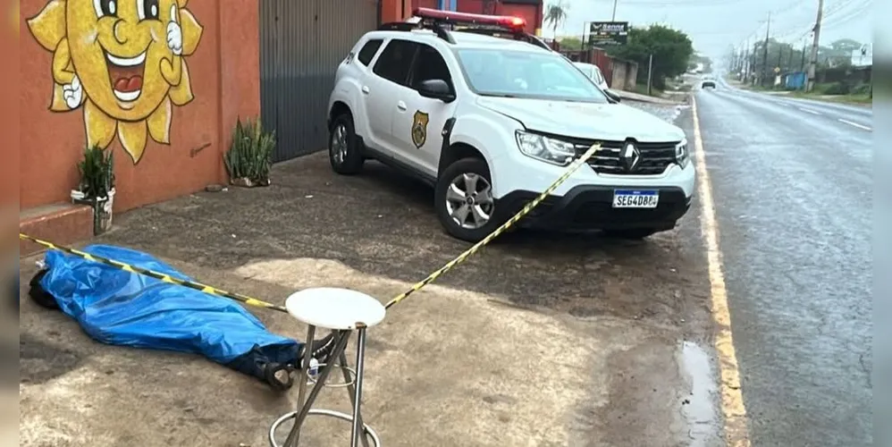 Homem foi encontrado sem vida na calçada