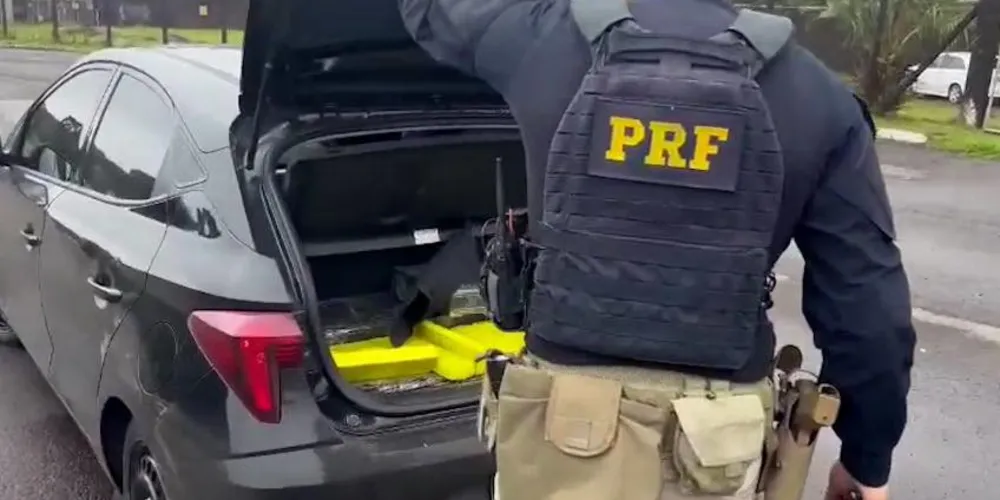 PRF abrindo porta mala com maconha