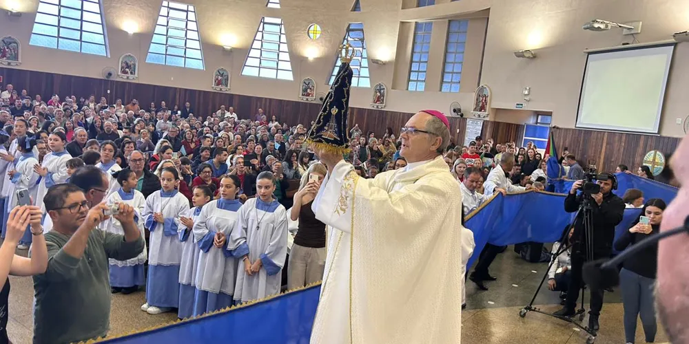 Don Bruno segurando a imagem de Nossa Senhora Aparecida