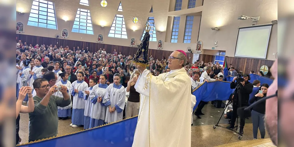 Don Bruno segurando a imagem de Nossa Senhora Aparecida