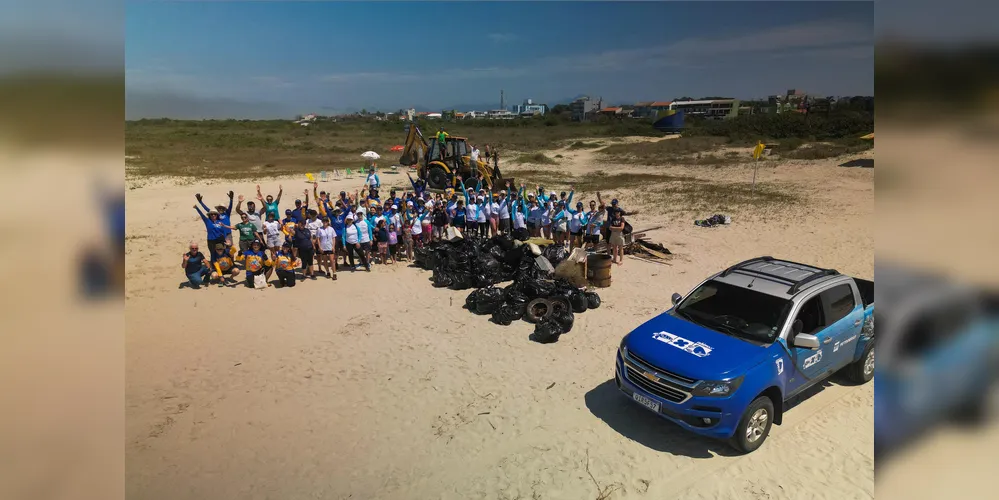 As ações reuniram voluntários em Pontal do Paraná, Paranaguá, Matinhos e Guaratuba