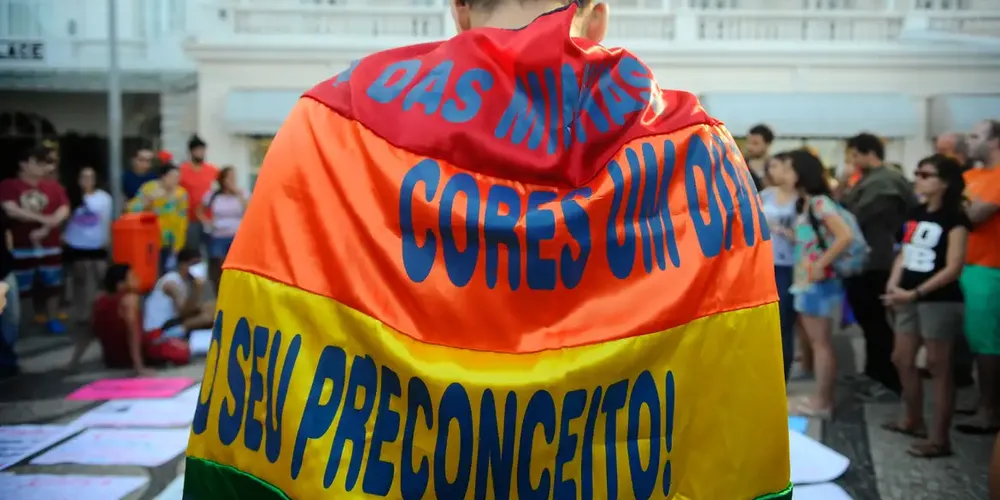 Em 2025, o Brasil já registrou 36.443 casos e teve 4.395 denúncias de violência contra pessoas LGBTQIAPN+