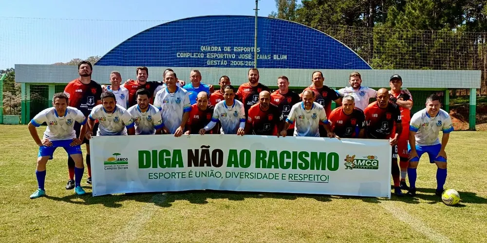 Todos os times entraram com a faixa 'Diga não ao racismo', referente a casos que aconteceram em outras competições da AMCG