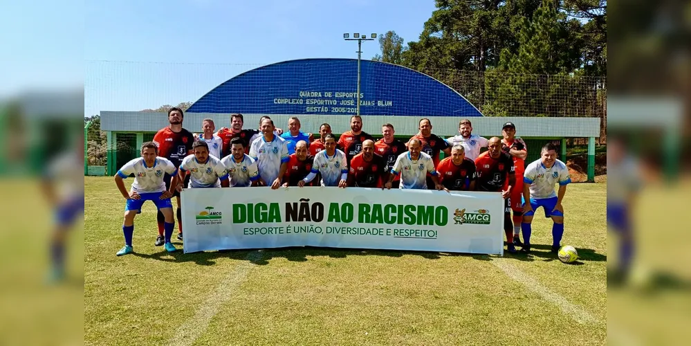 Todos os times entraram com a faixa 'Diga não ao racismo', referente a casos que aconteceram em outras competições da AMCG