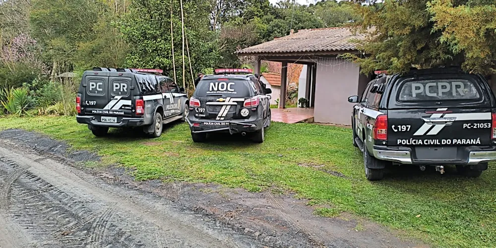 As equipes policiais deflagraram uma operação para cumprimento de três mandados de busca e apreensão