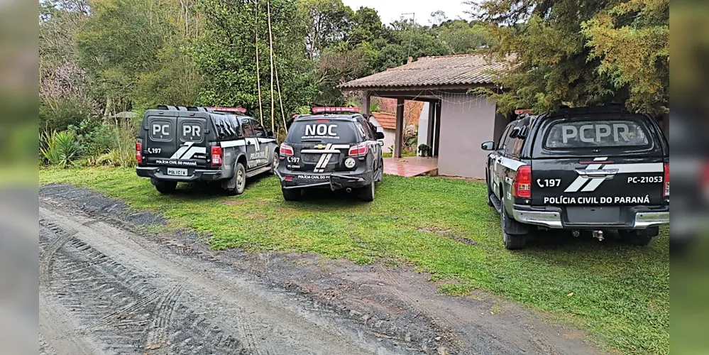 As equipes policiais deflagraram uma operação para cumprimento de três mandados de busca e apreensão