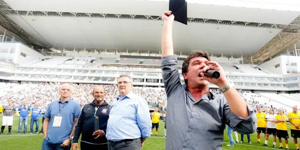 Andrés Sanchez discursando no gramado da Neo Química Arena