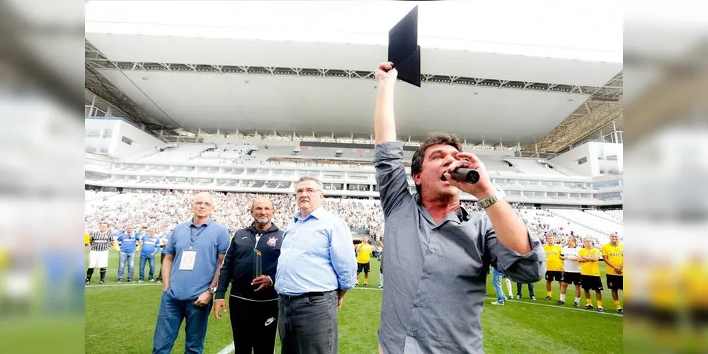 Andrés Sanchez discursando no gramado da Neo Química Arena