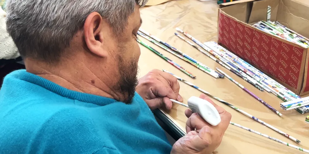 Entre as atividades da instituição, estão o artesanato, a pintura e a costura