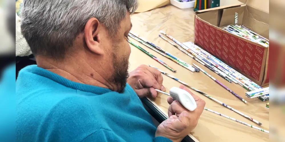 Entre as atividades da instituição, estão o artesanato, a pintura e a costura