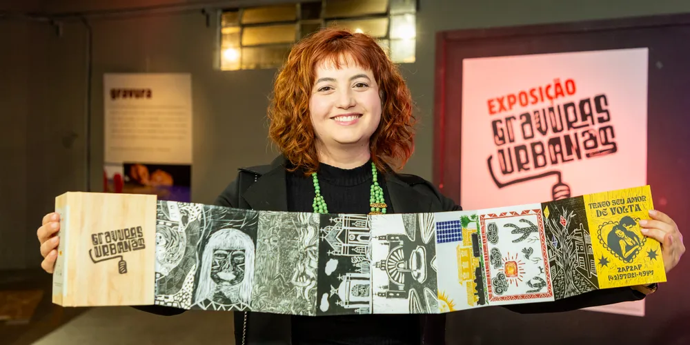 As gravuras trazem olhares sobre o espaço urbano, com referências a pontos marcantes da cidade, como a Rua XV, a Catedral e o Ponto Azul