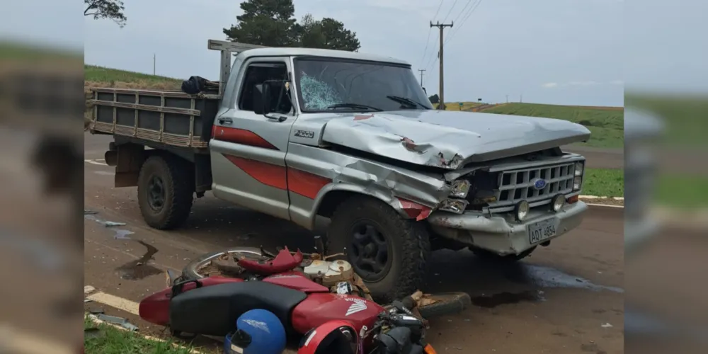 A batida destruiu parte da moto e danificou a caminhonete