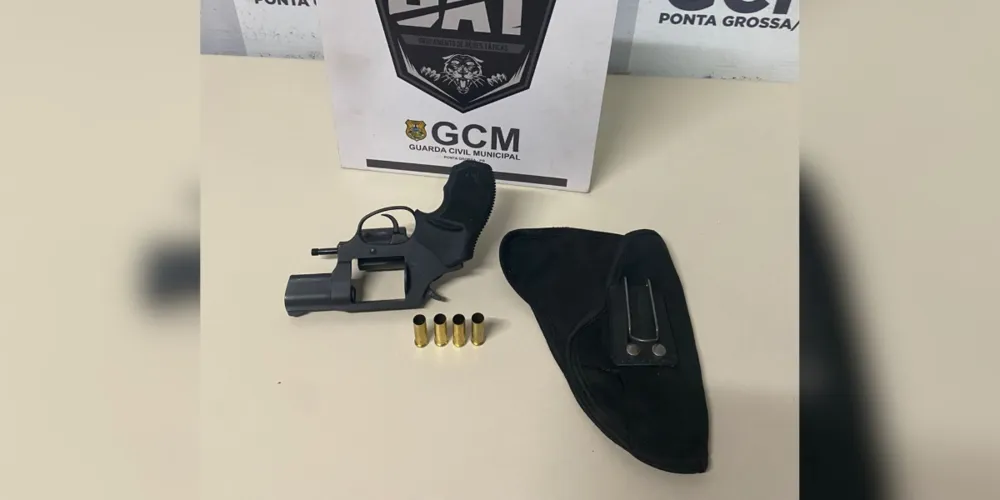 A arma, as balas e o rapaz foram apreendidos