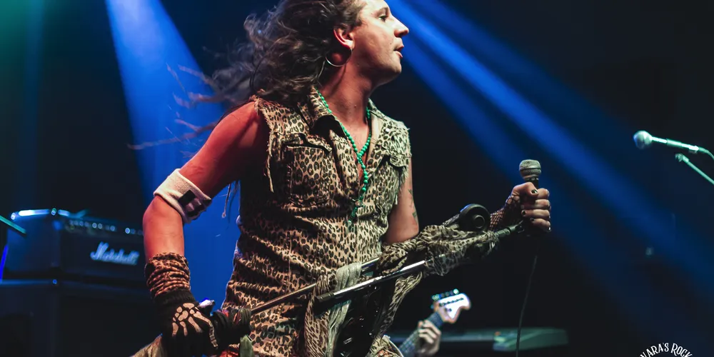 Álbum “Extasy”, prometido para 2026, já descrito pelo vocalista Billy M. Stacce como “glam metal brutal”.