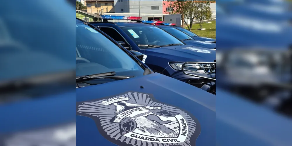 Carros da Guarda Civil estacionado