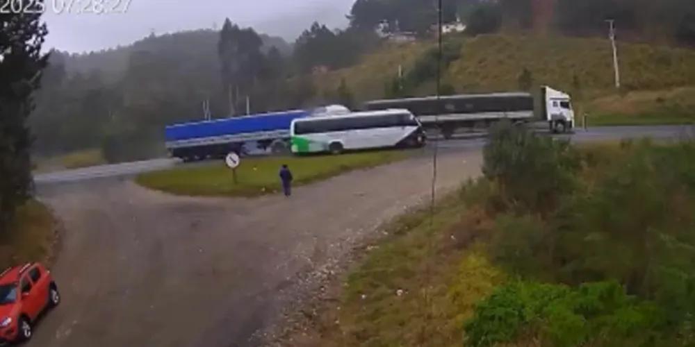 Momento em que ônibus é atingido