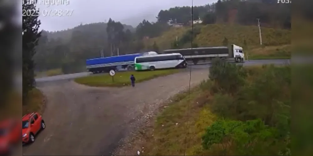 Momento em que ônibus é atingido