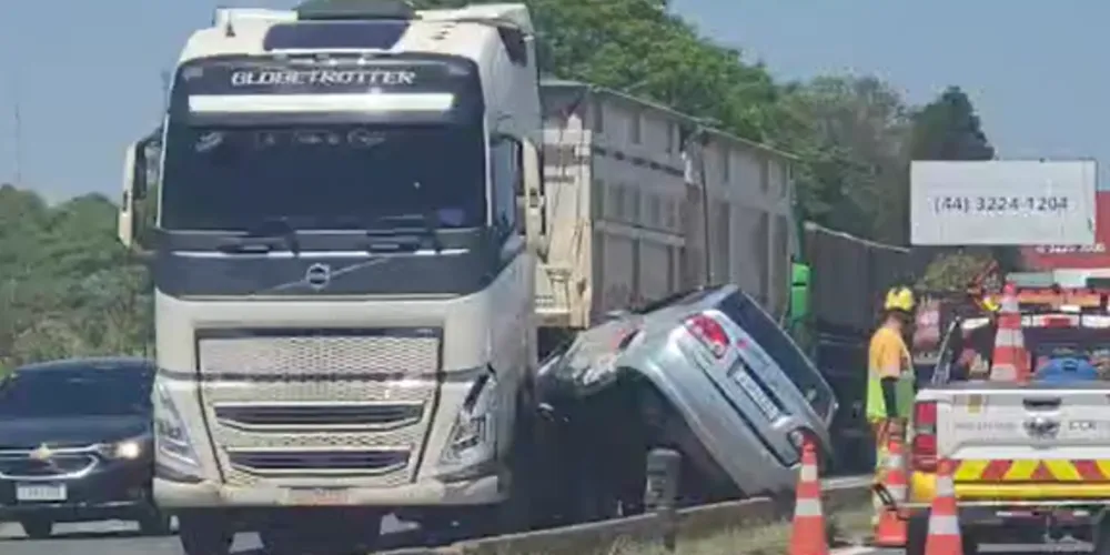 Carro atravessou a via e colidiu frontalmente contra caminhão