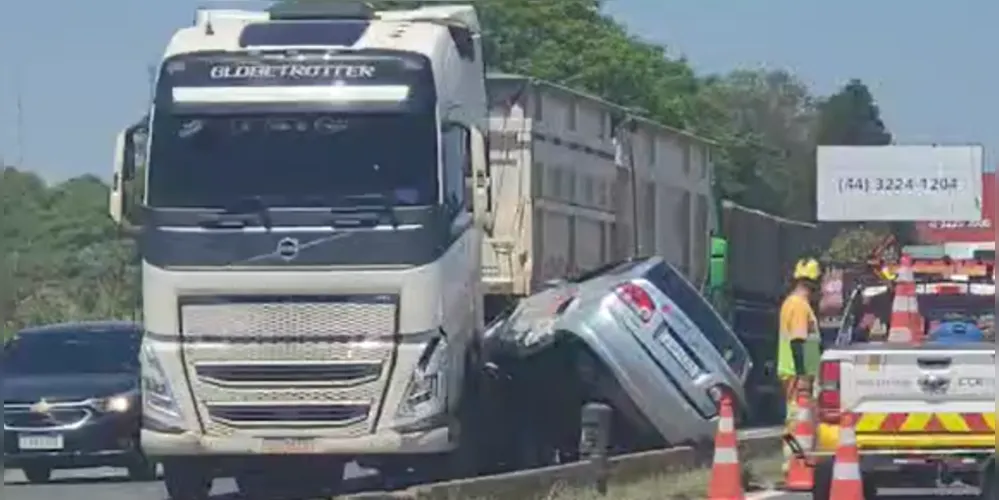 Carro atravessou a via e colidiu frontalmente contra caminhão