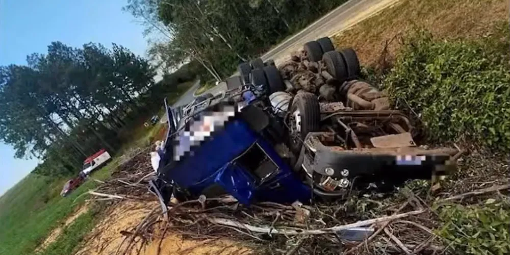Veículo ficou totalmente destruído
