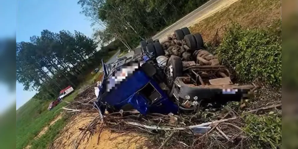 Veículo ficou totalmente destruído