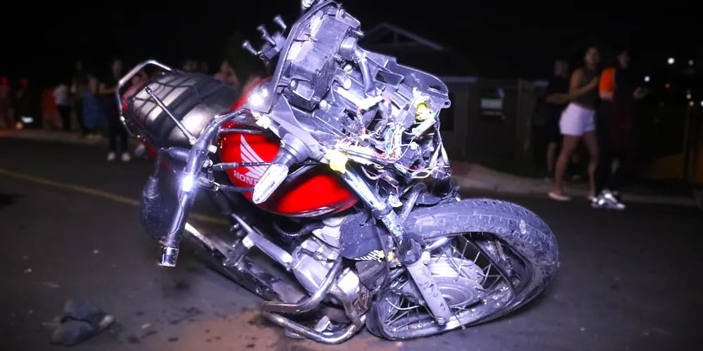 Motocicleta ficou danificada após a colisão
