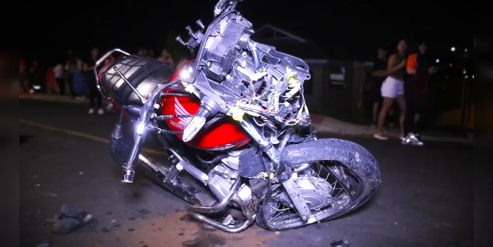Motocicleta ficou danificada após a colisão