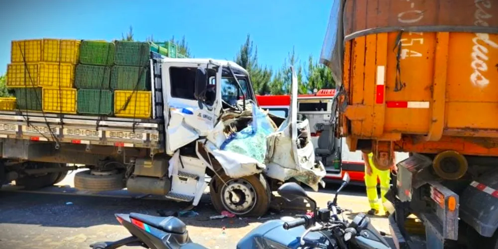 Dois veículos se acidentaram na manhã desta quarta-feira (15)