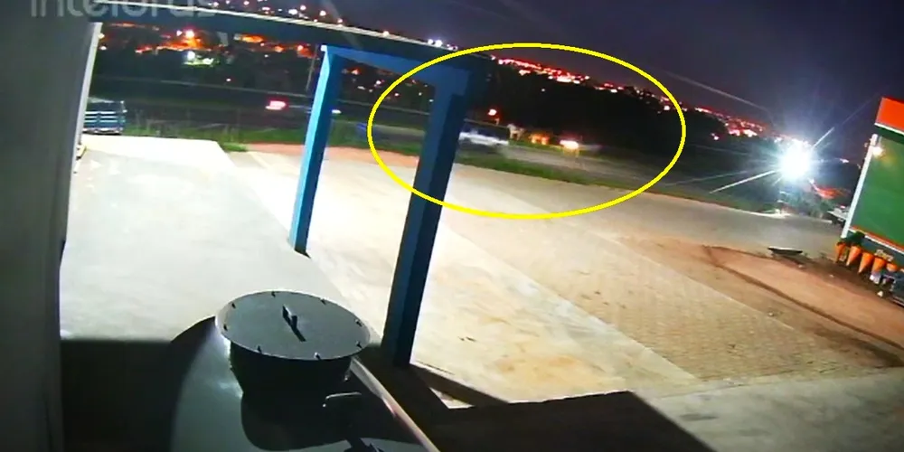 Câmera de segurança registrou o acidente de trânsito