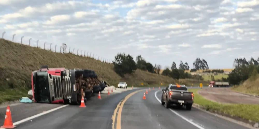 Carreta tombou às margens da rodovia