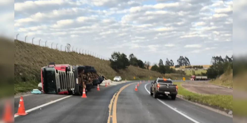 Carreta tombou às margens da rodovia