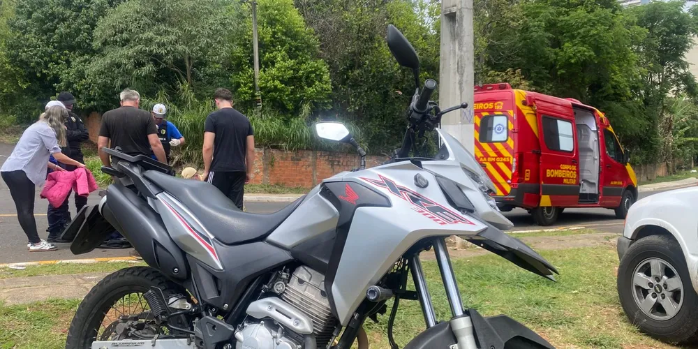 Motociclista caiu ao chão e foi socorrido pelo Corpo de Bombeiros
