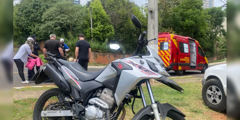 Motociclista caiu ao chão e foi socorrido pelo Corpo de Bombeiros
