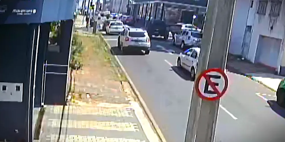 Vários veículos transitavam pela via, no momento do acidente de trânsito