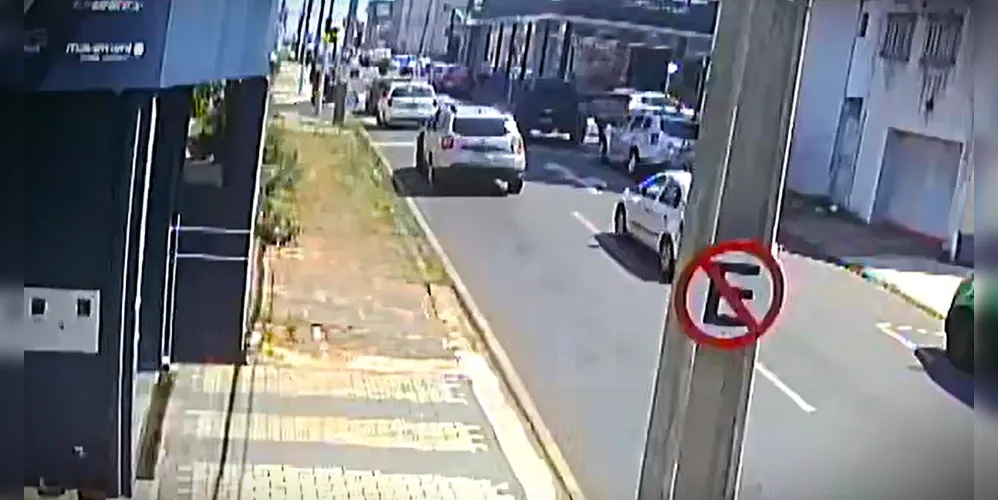 Vários veículos transitavam pela via, no momento do acidente de trânsito