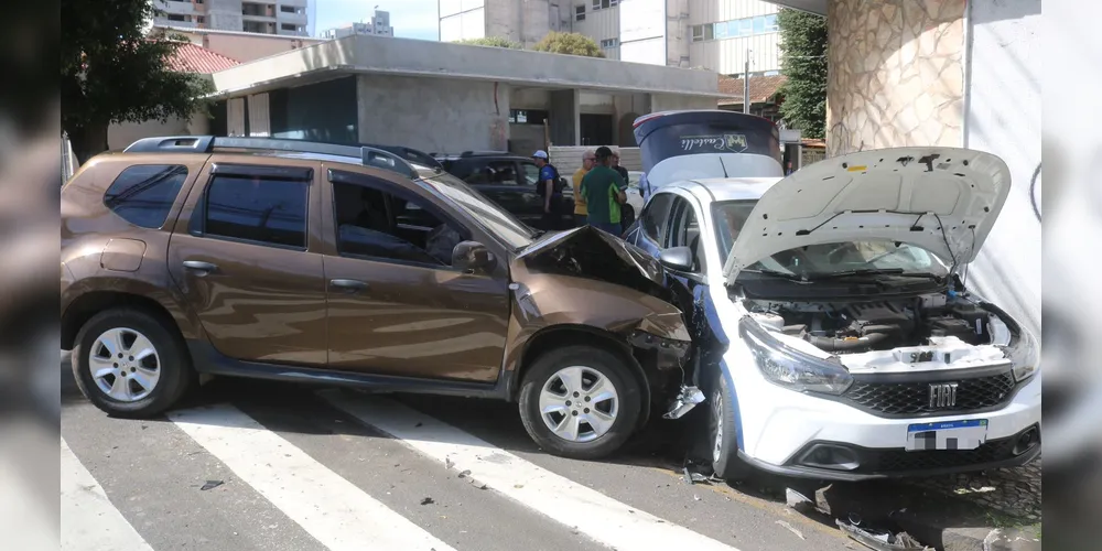 Condutor de 39 anos não tinha possibilidade de sair do veículo após a batida.