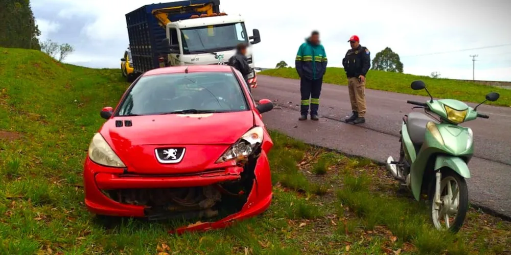 Parte da frente do Peugeot ficou danificada após a colisão